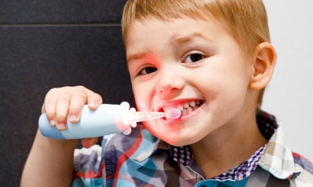 5 důvodů, proč i malé děti mají používat elektrický zubní kartáček