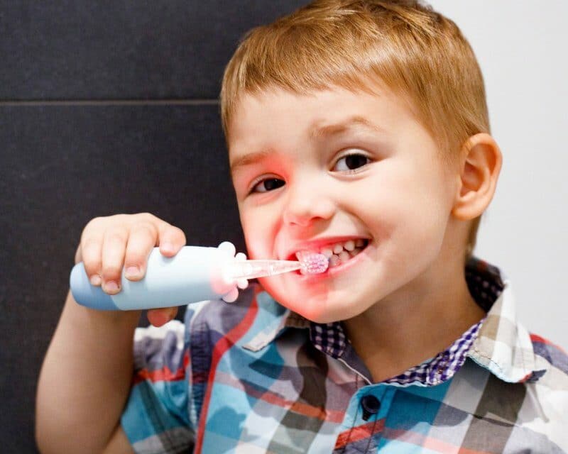 5 důvodů, proč i malé děti mají používat elektrický zubní kartáček