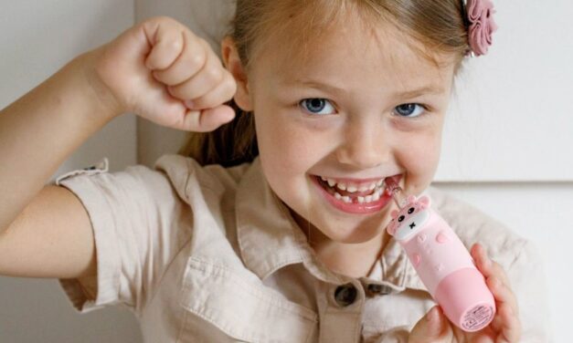 Jak správně čistit dětské zuby elektrickým kartáčkem na zuby?